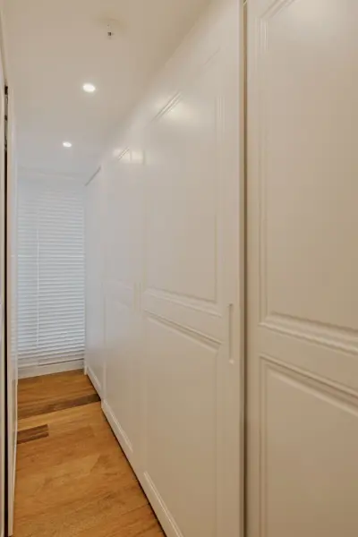 클래식 몰딩이 돋보이는 펜트하우스 드레스룸